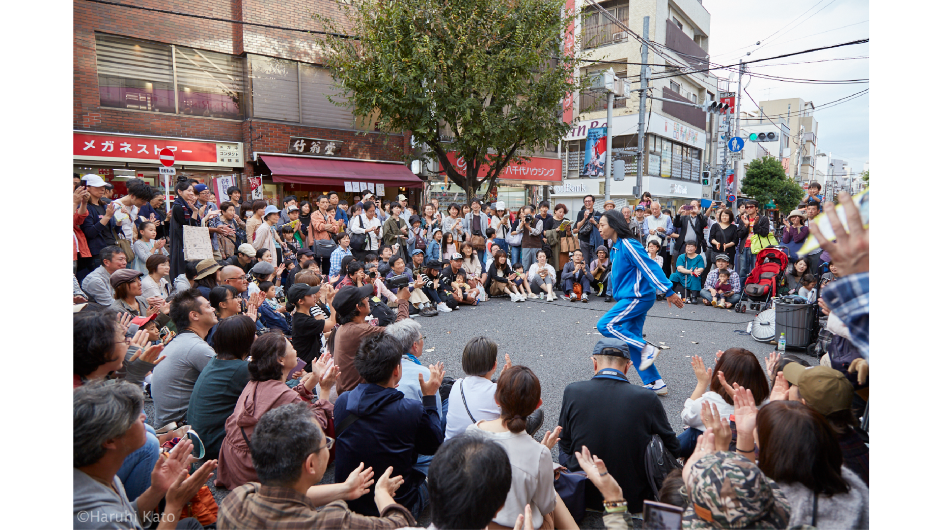 "Sancha de street performance"