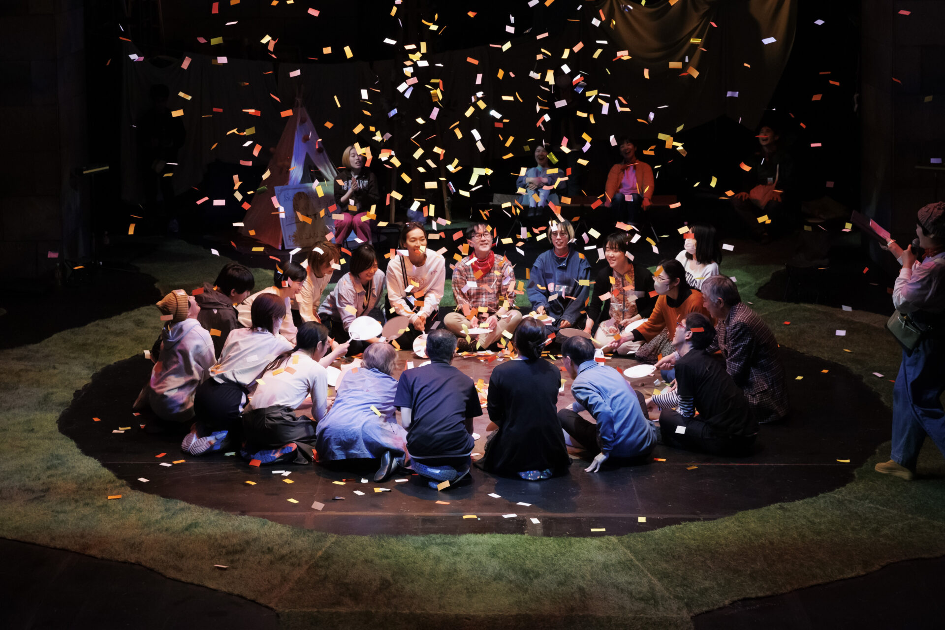 『広場から／広場へ』